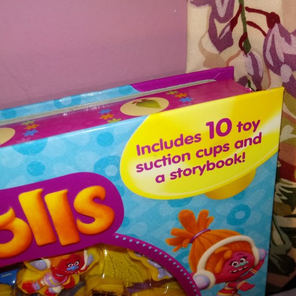 TROLLS ACTIVITY STORIES COLORFUL BOOK WITH 10 TOYS AND STORYBOOK - Picture 10 of 13